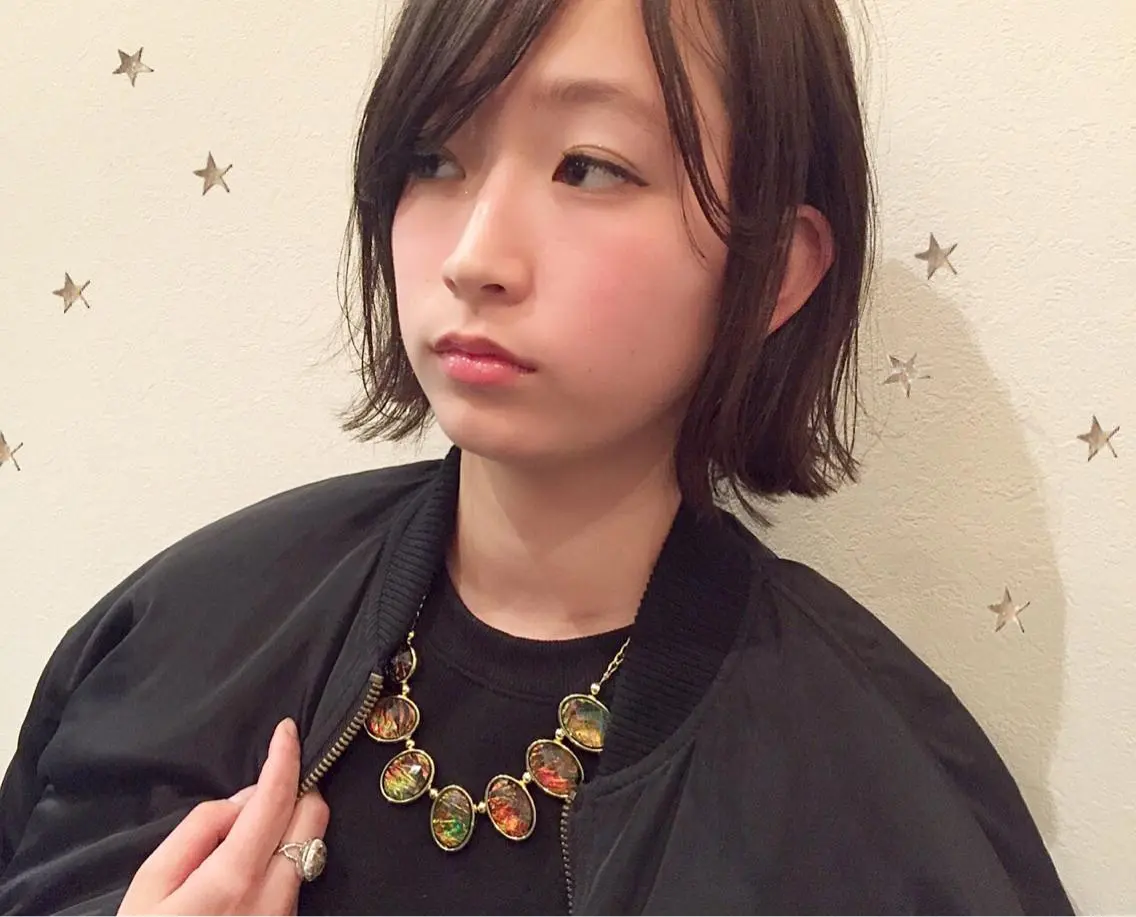 ショート アッシュ ボブ ハイライト 市川 千夏のヘアスタイル