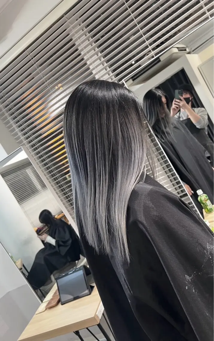 セミロング カラー バレイヤージュ シルバー ホワイトシルバー レイヤーカット 指名数No.1 /NAOYAのヘアスタイル