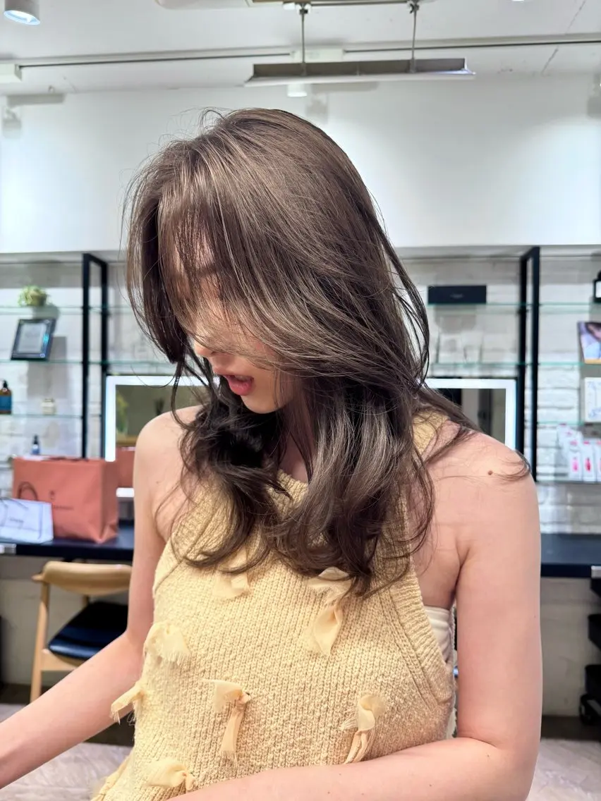 セミロング カラー レイヤーカット 必ず似合わせる美容師 名古屋LORENハダのヘアスタイル