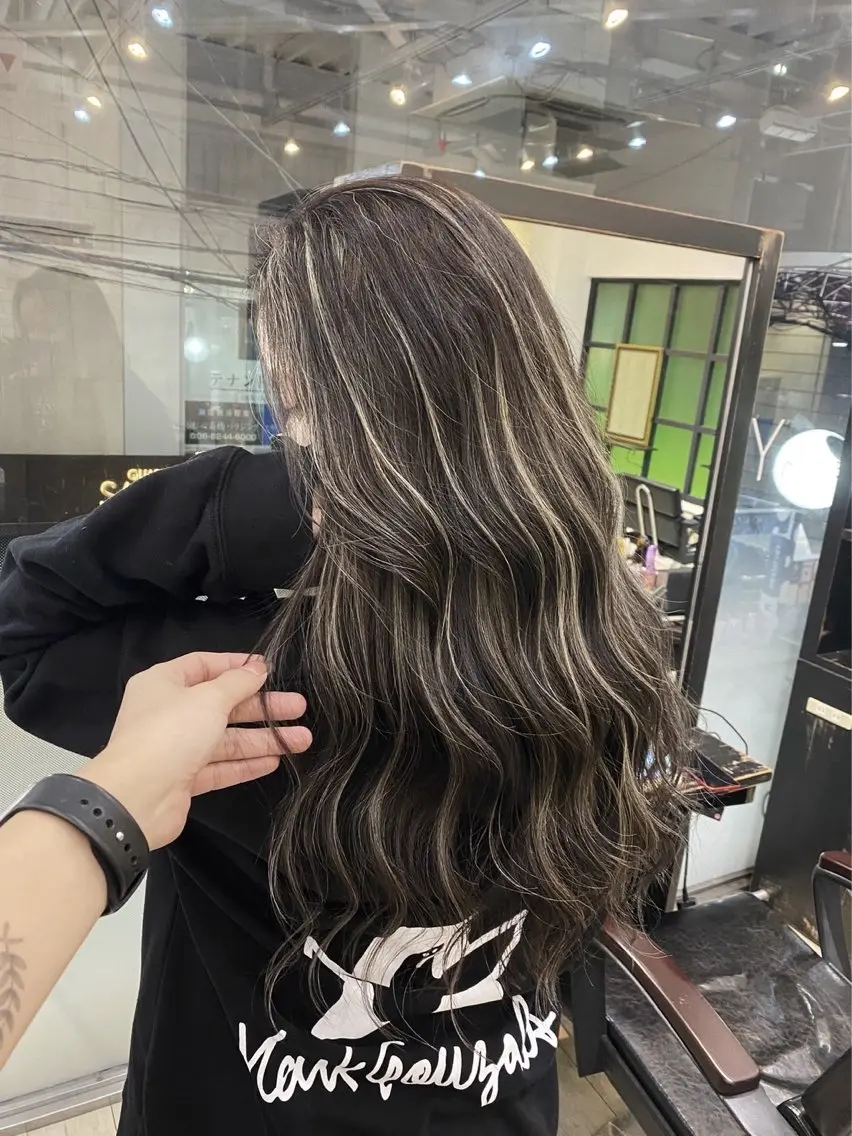 ロング カラー ダークグレー ダークグレージュ グレージュ ハイライトカラー ハイライト ヘアカラー トリートメント 指名数No.1 /NAOYAのヘアスタイル
