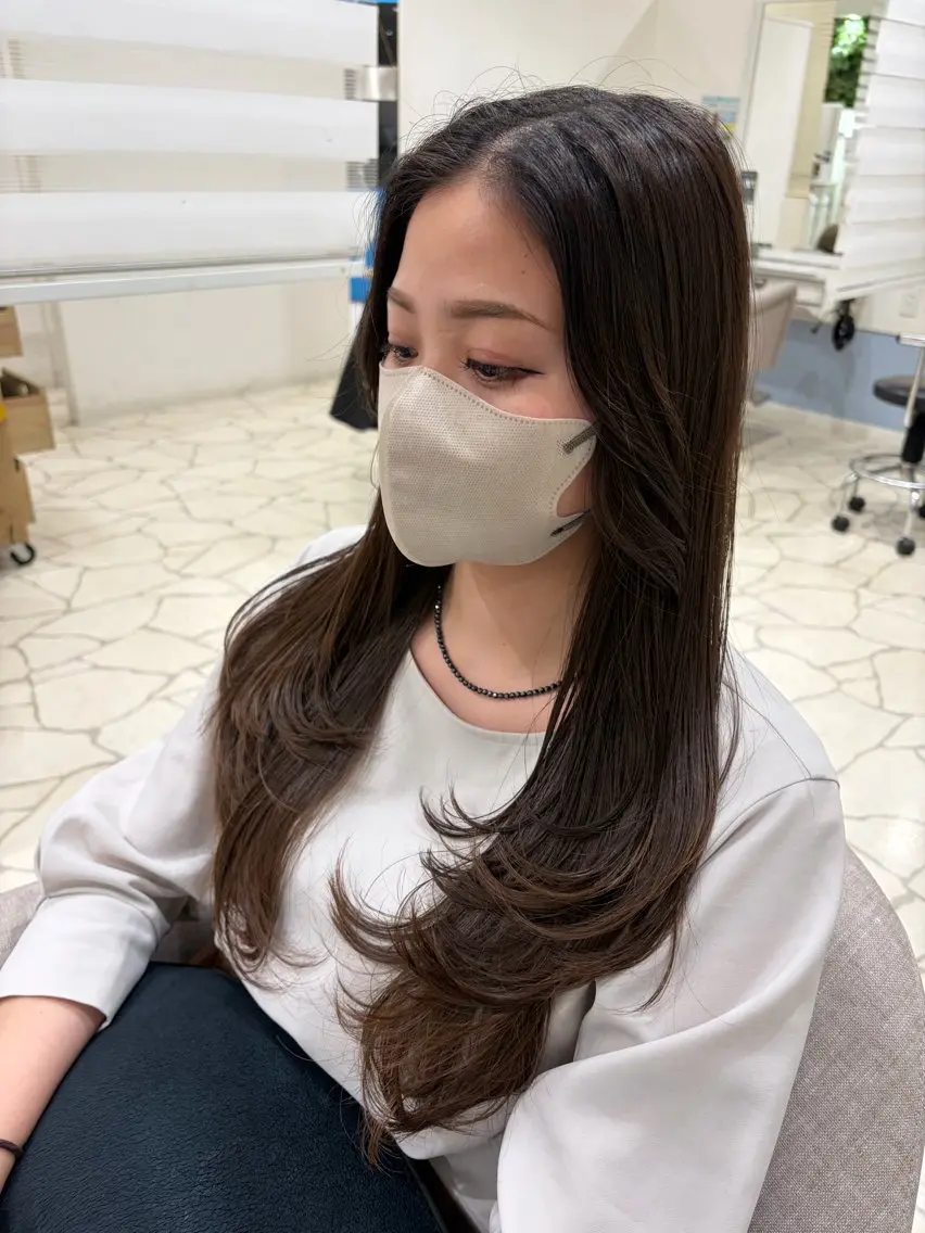 ロング カラー レイヤーカット 東 歩音のヘアスタイル