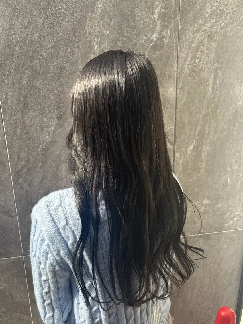 カラー 黒髪 ブルーカラー ブルーブラック 石原 望来のヘアスタイル