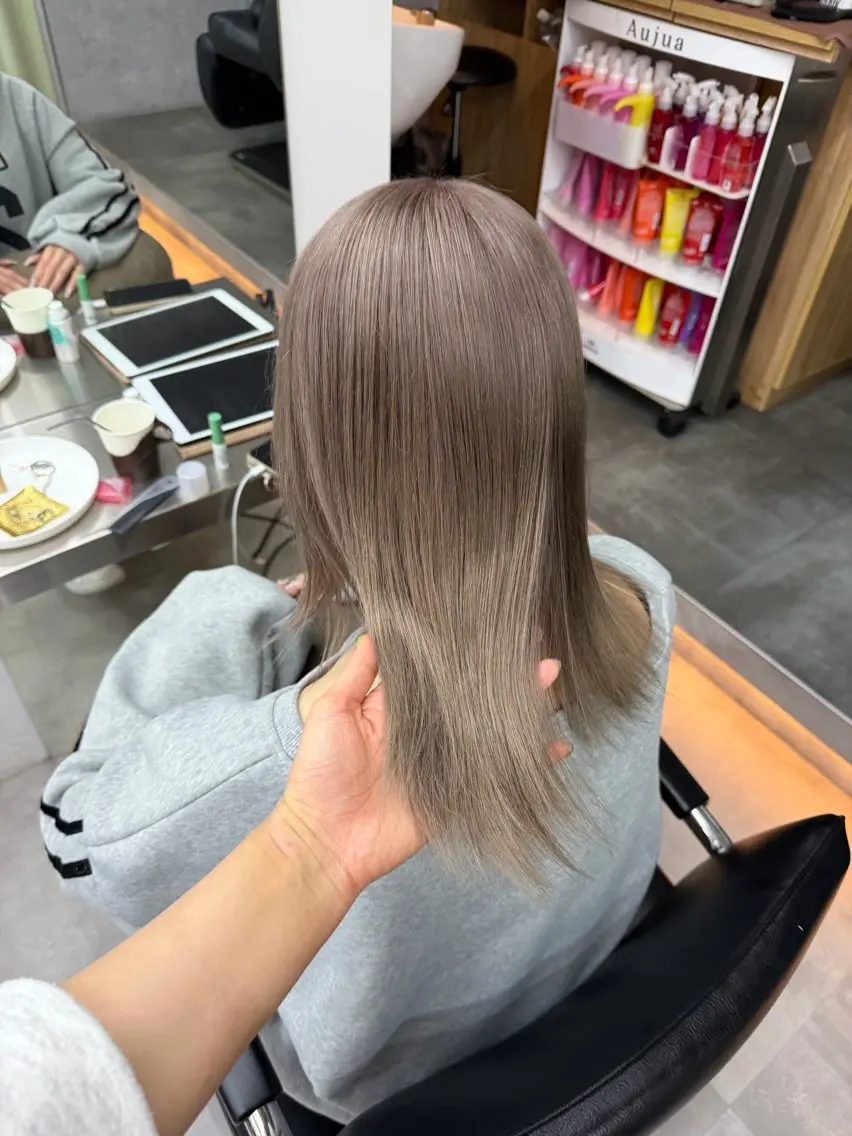 ミディアム カラー アディクシーカラー グレージュ ヘアカラー トリートメント 🍊新宿南口🍊 ERINAのヘアスタイル