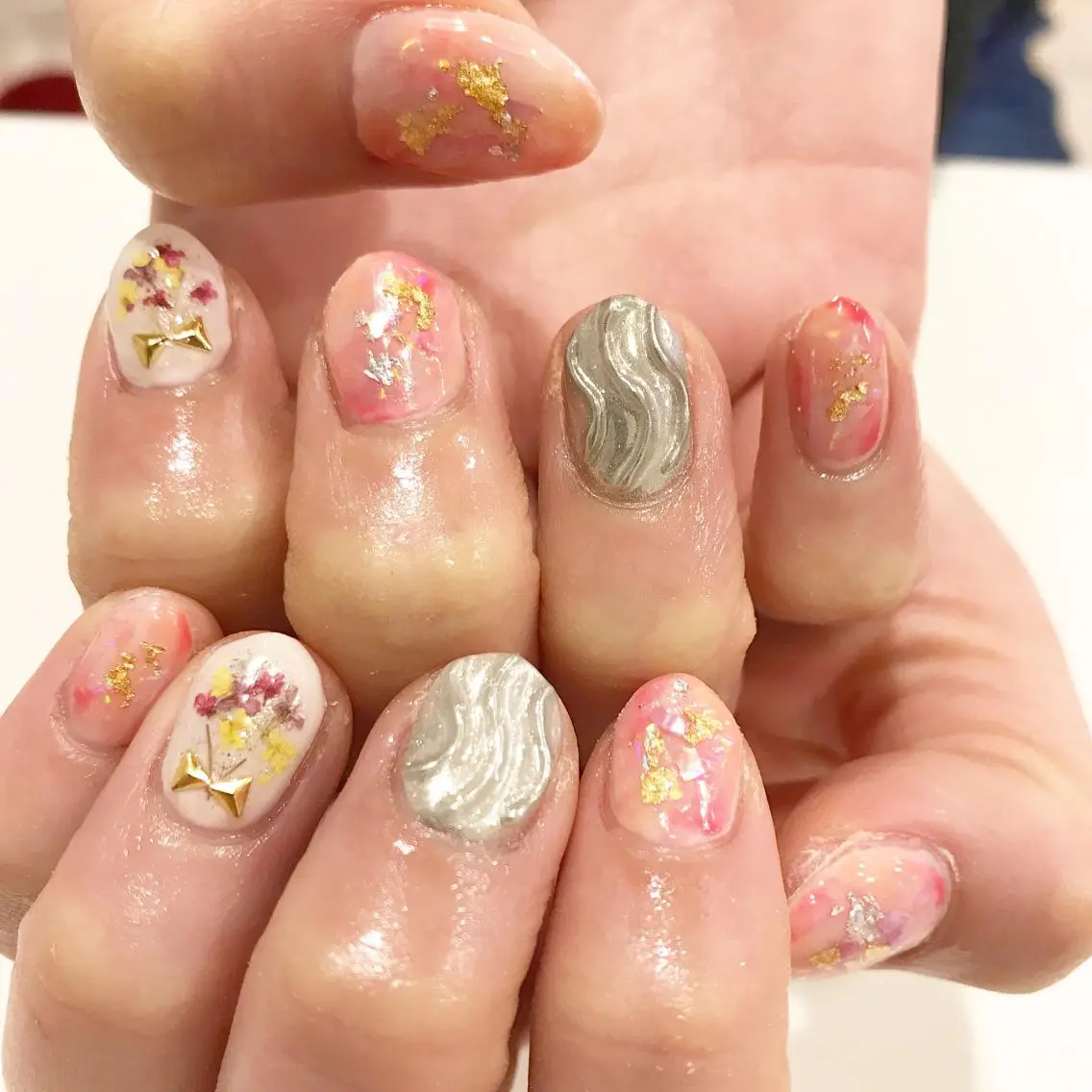 ネイル ミラーネイル ニュアンスネイル 板垣 綾乃のネイルデザイン