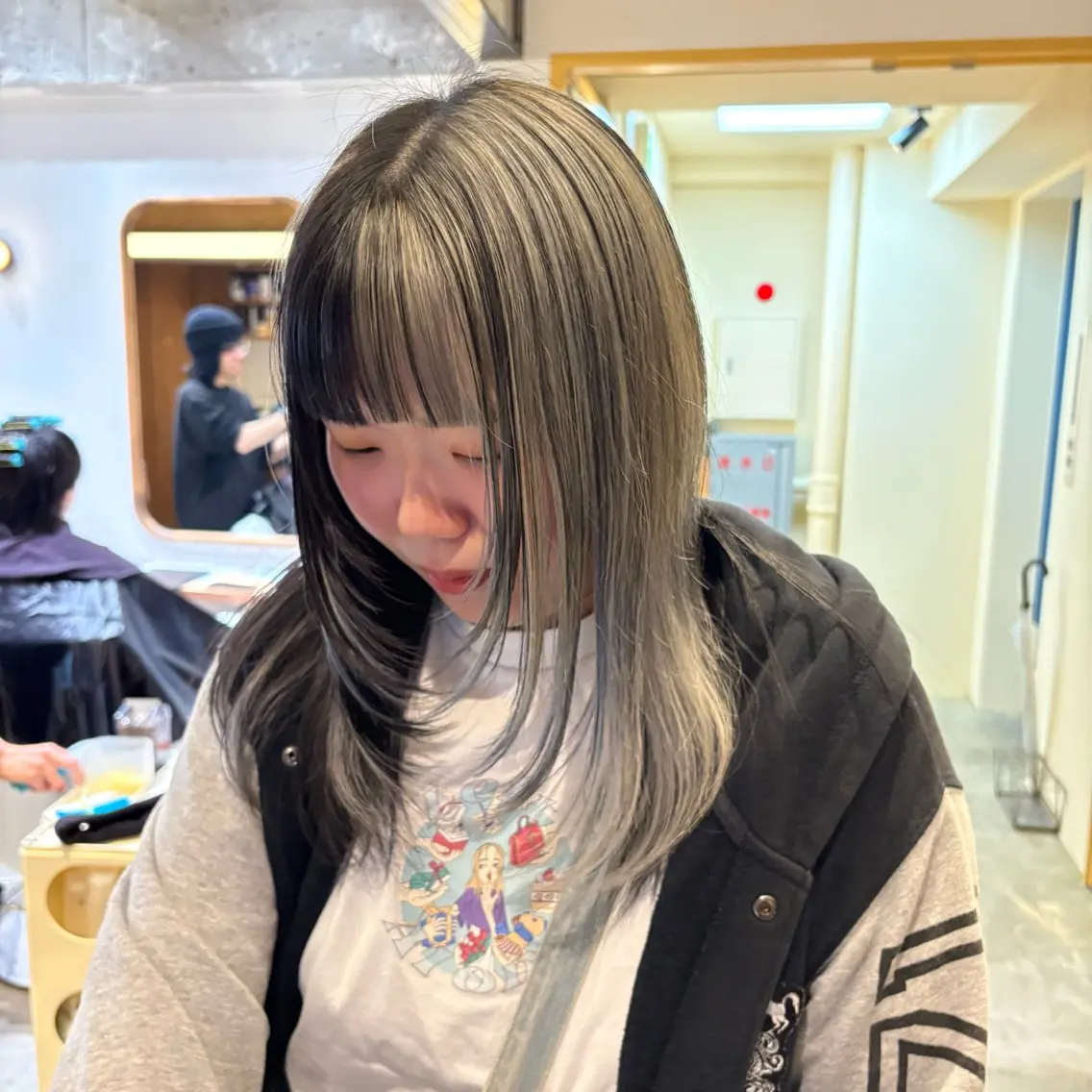 ロング カラー 黒髪 インナーカラー シルバー カット ヘアカラー パーマ トリートメント パ ルのヘアスタイル