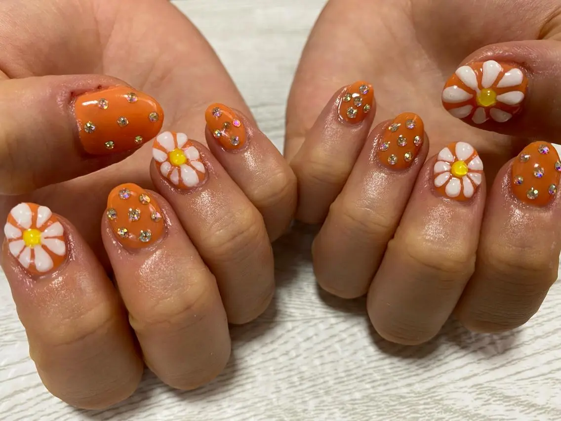 ネイル ドット フラワーネイル キラキラネイル オレンジ ぷっくりネイル ハンドネイル Ulu  Nail 🌱MOMOKAのネイルデザイン