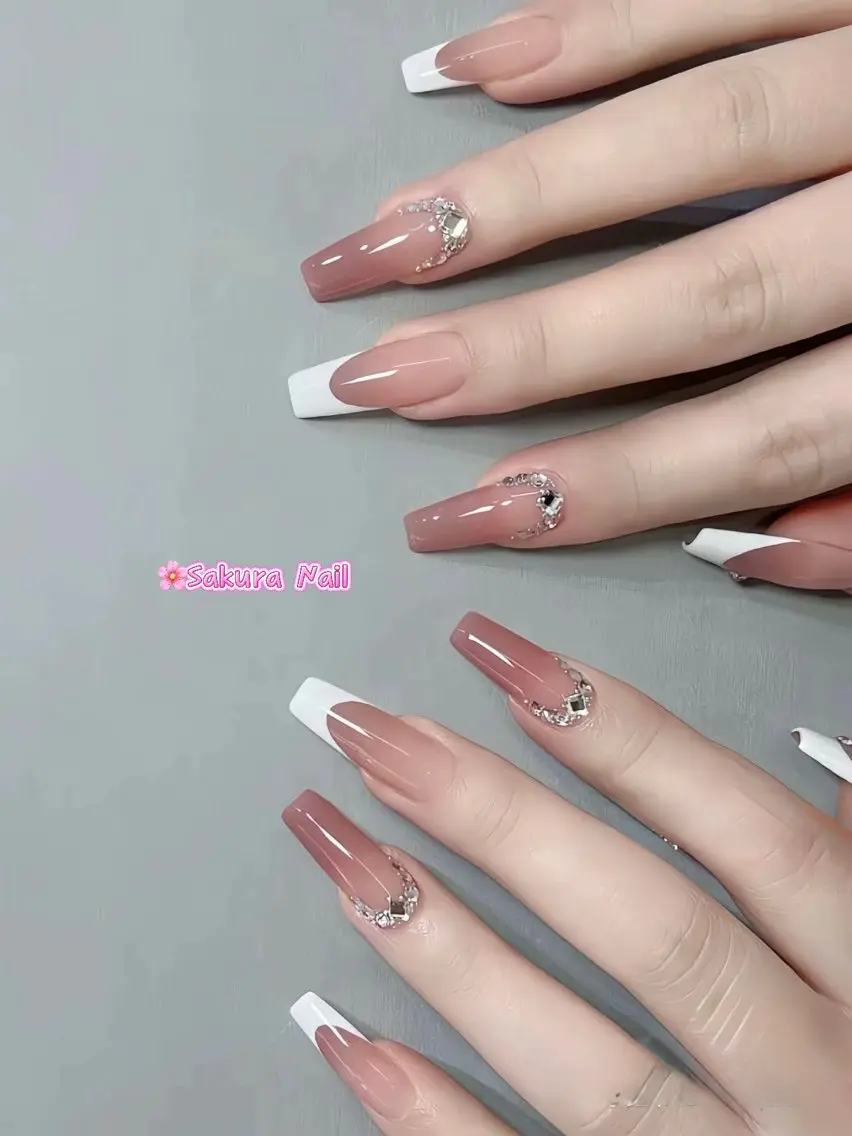 ネイル アートネイル オーロラネイル ボルドー チークネイル フレンチネイル ハンドネイル Sakura Nail Salonのネイルデザイン