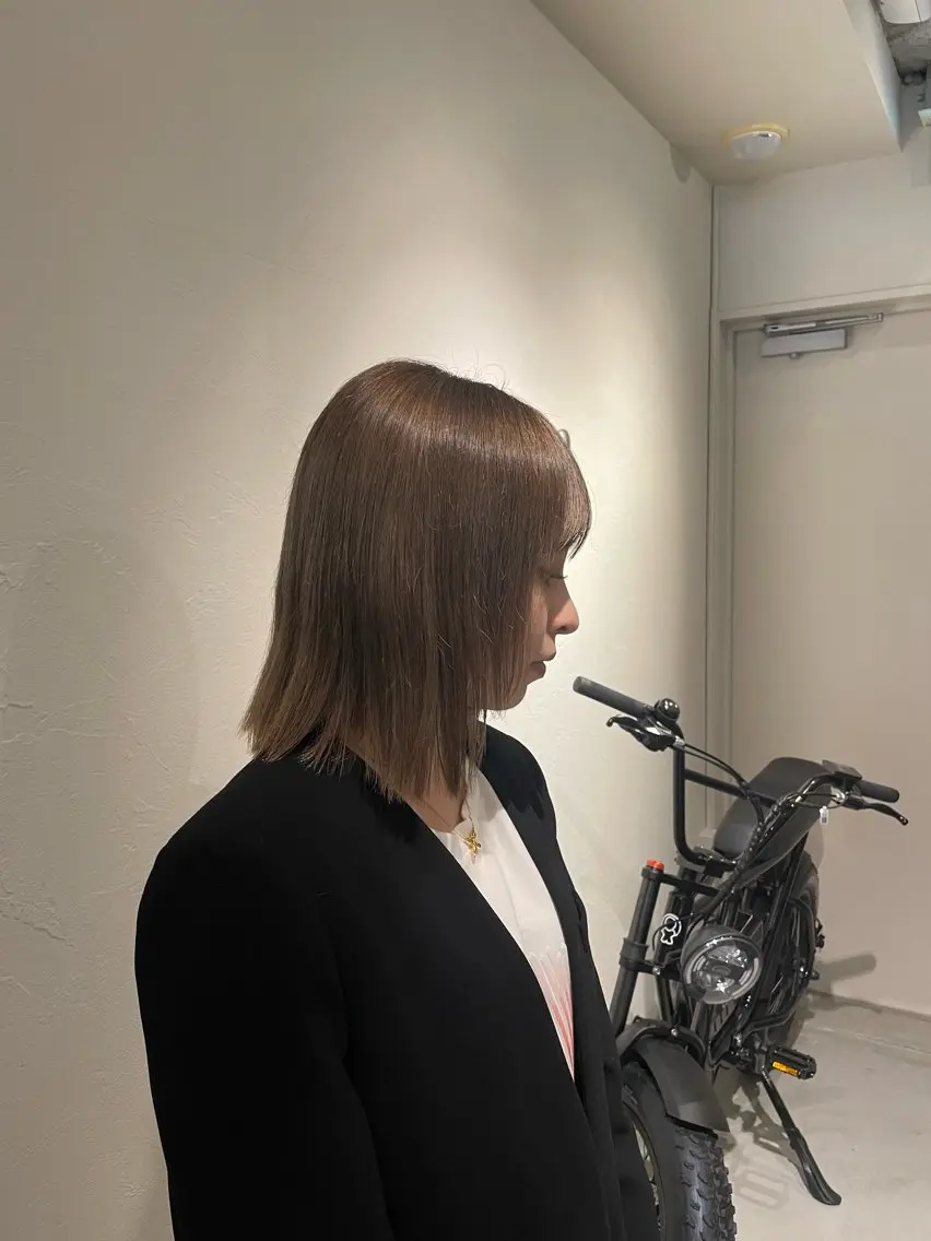 ショート カラー アッシュ ベージュカラー ヘアカラー tiel 小山莉々のヘアスタイル