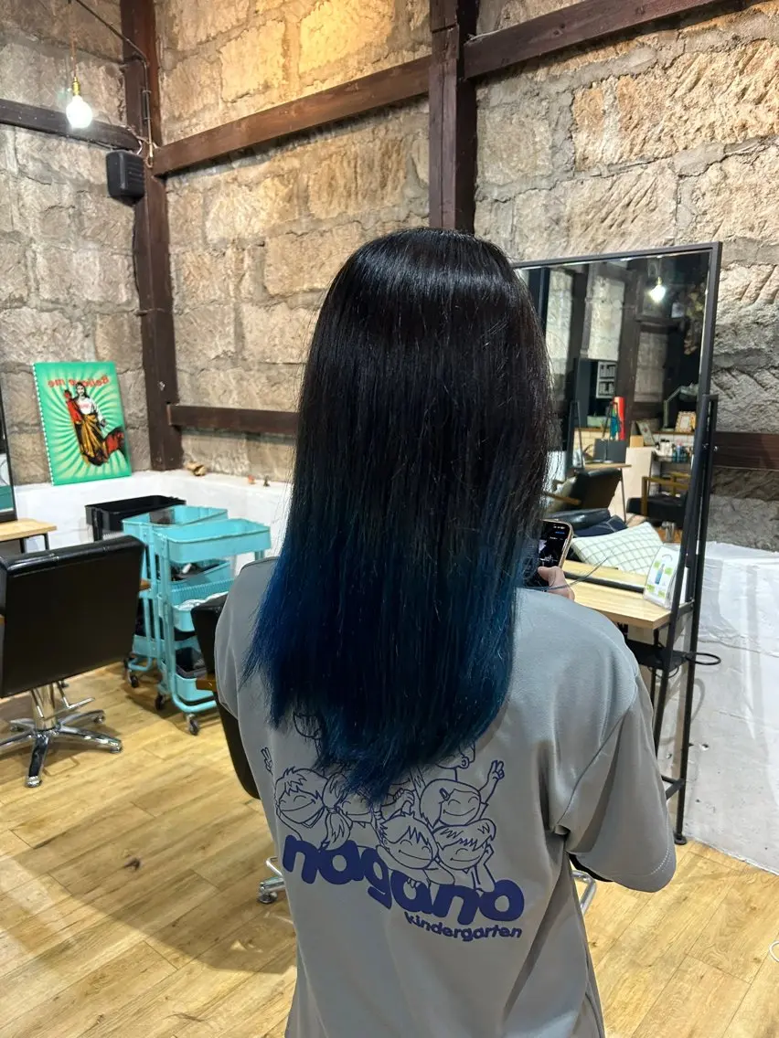 セミロング カラー ブルーカラー ネイビーカラー レイヤーカット 曽山 乙羽のヘアスタイル