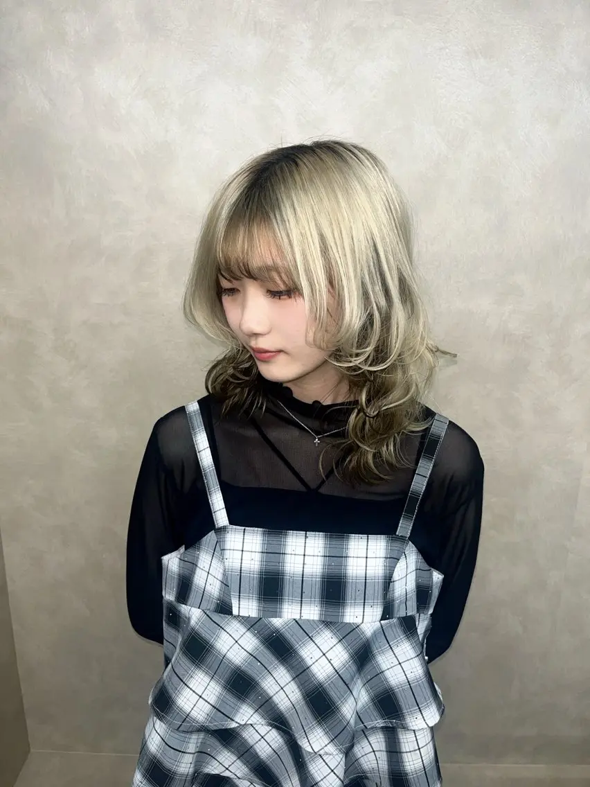 ミディアム カラー ✩.*Aise⟡.· 艶カラー🐈‍⬛🩶のヘアスタイル