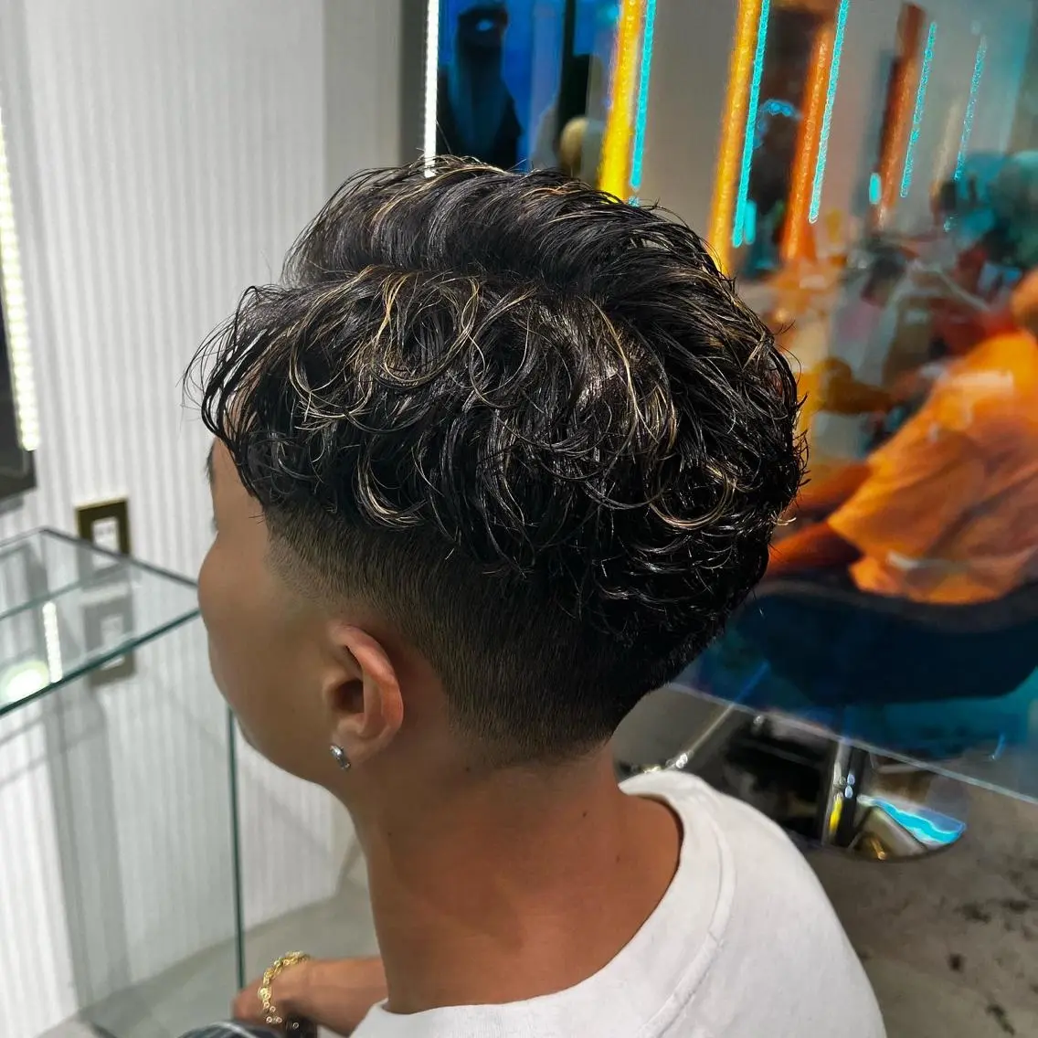 ショート パーマ メンズ フェードカット メンズハイトーン メンズパーマ &CREW スタッフのヘアスタイル