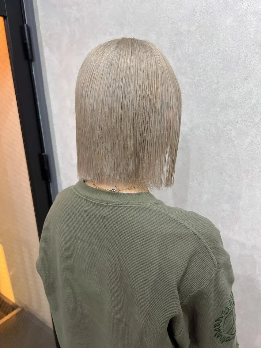 ショート ボブ 顔周りカット ヘアカラー YUI ハイトーンカラーのヘアスタイル