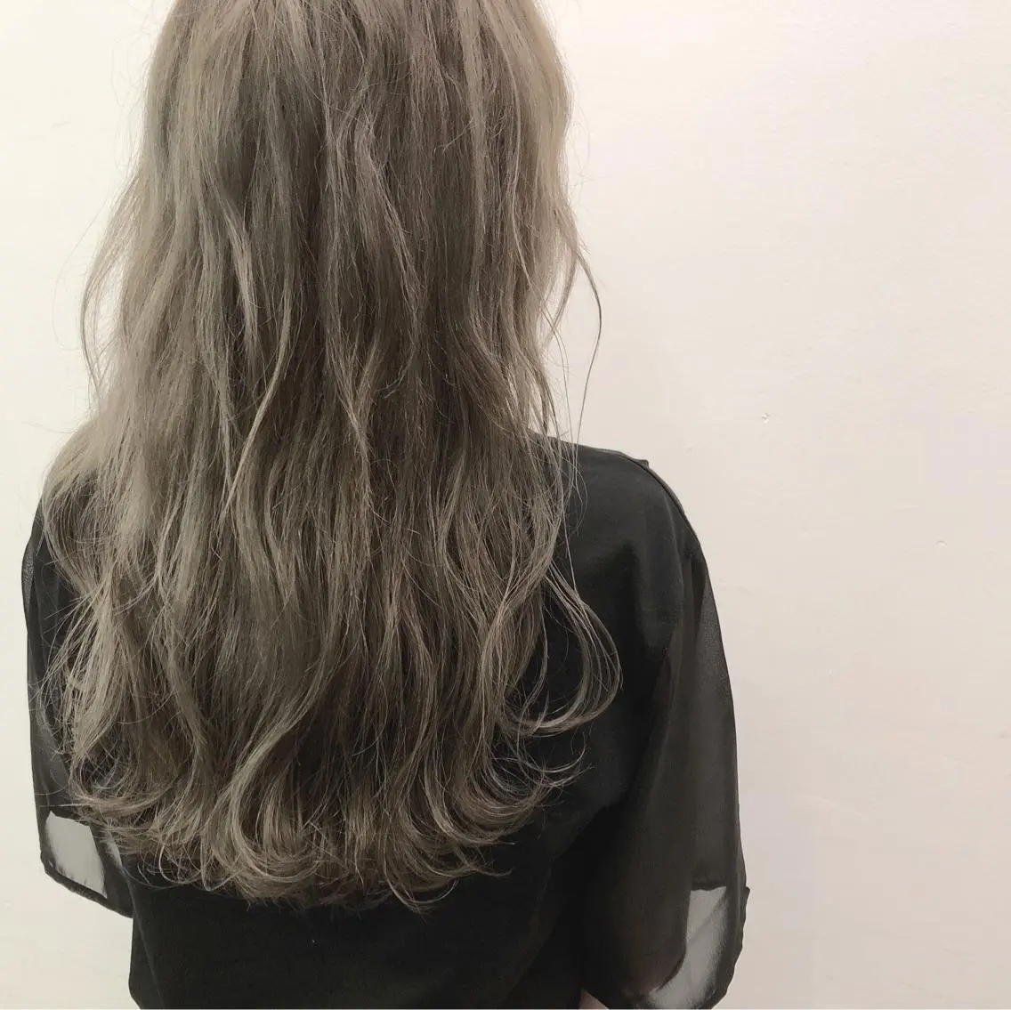 セミロング カラー グレージュ ハイライトカラー カーキグレージュ ハイライト メンズ レイヤー ウルフ 弓木啓輔のヘアスタイル