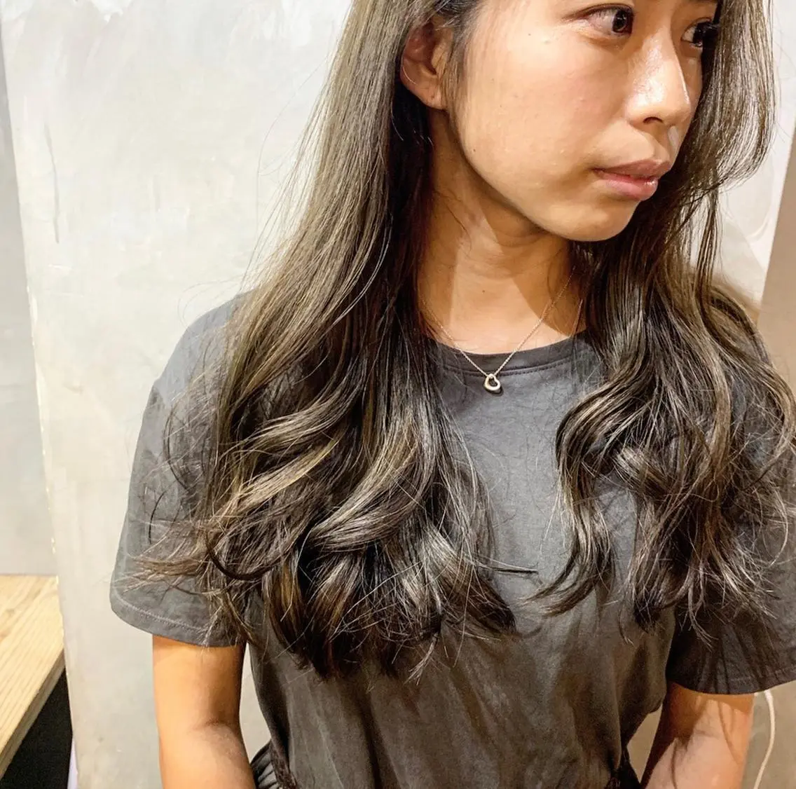 ロング カラー ベージュカラー ハイライトカラー オリーブベージュ ハイライト カット ヘアカラー トリートメント 🕊️ HONOKAのヘアスタイル
