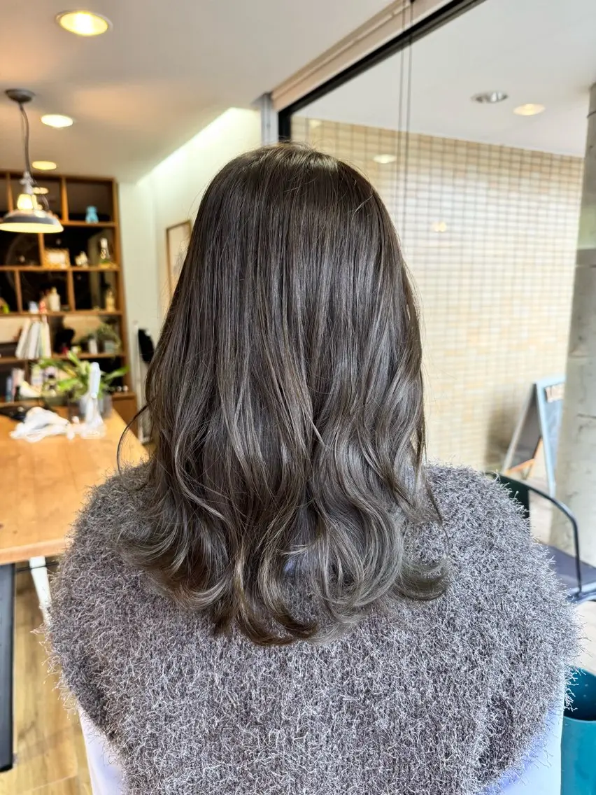 ロング カラー グレージュ オリーブグレージュ オリーブグレー ヘアカラー トリートメント ツキダテ ユイのヘアスタイル
