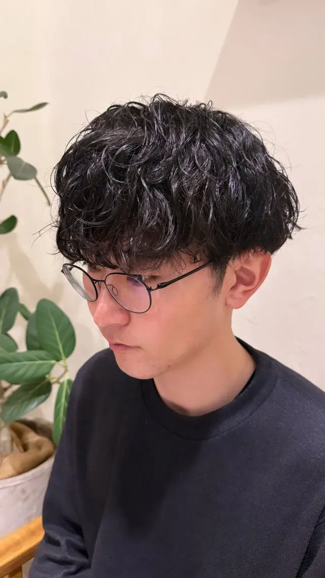 メンズ カット パーマ 💠艶髪うるうる🫧 髪質改善ストレートのヘアスタイル
