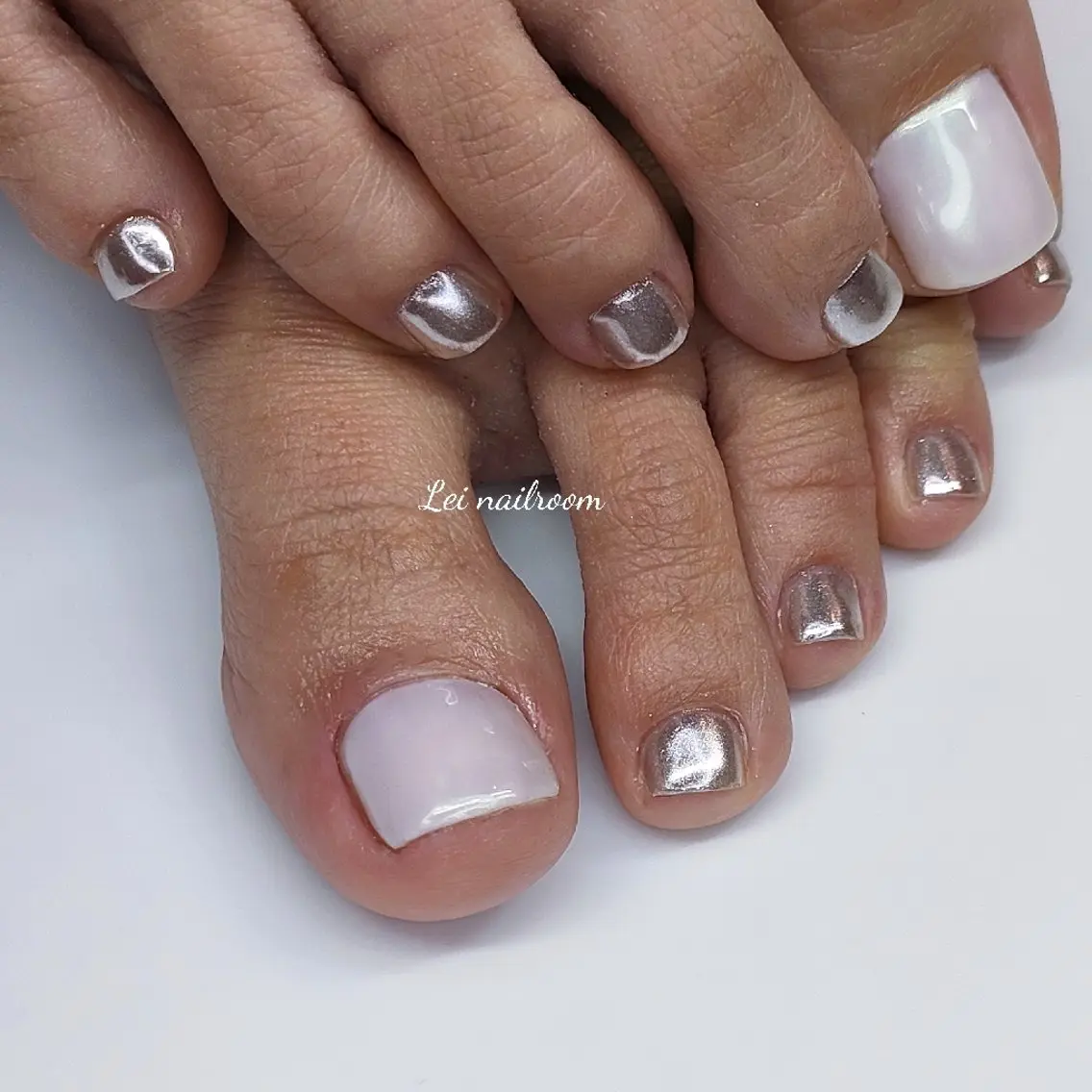 ネイル フットネイル キラキラネイル ミラーネイル フットネイル lei🌼 nailroomのネイルデザイン