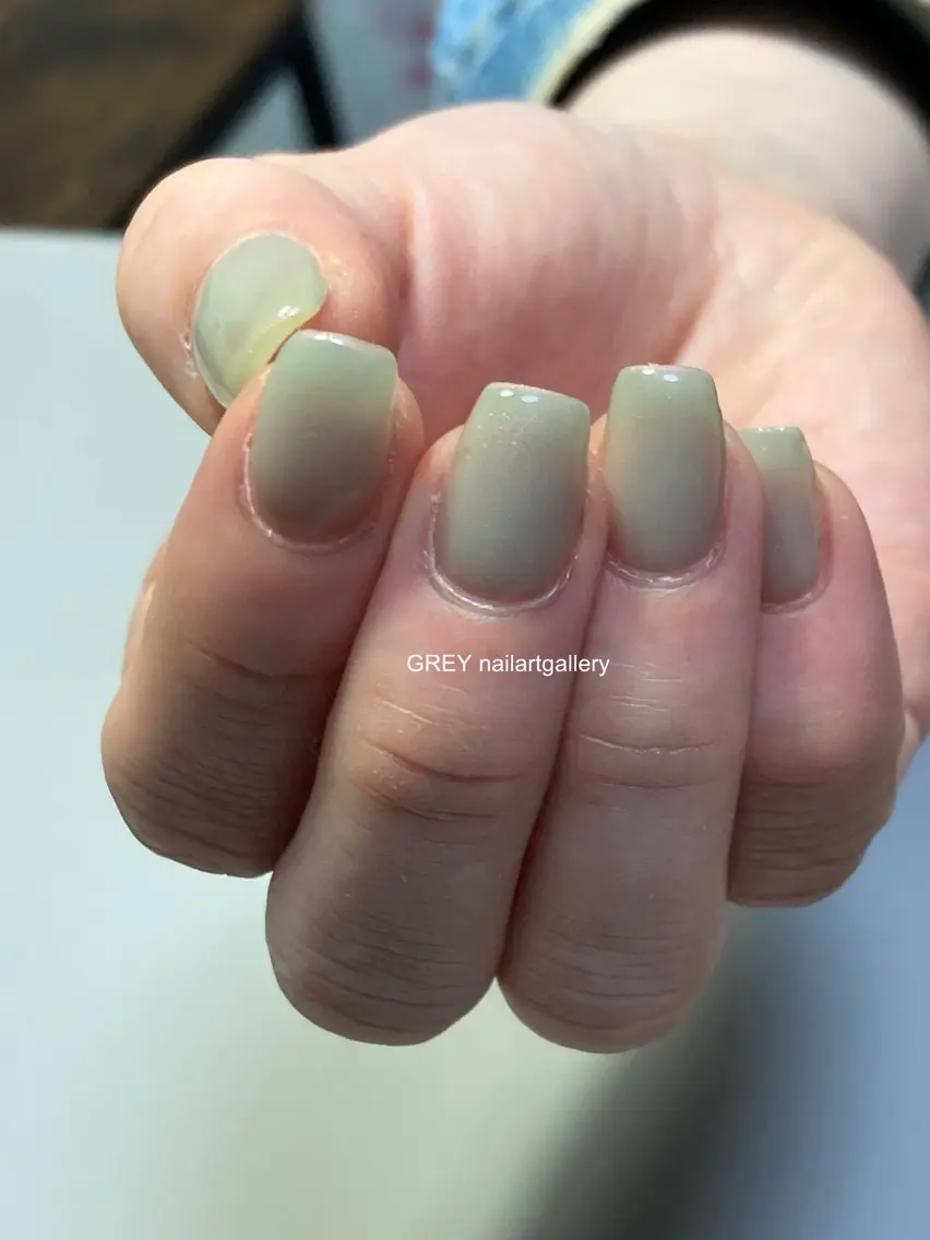 ネイル 桜ネイル グリーン ニュアンスネイル ピンク 【GREY】 TAIRAのネイルデザイン