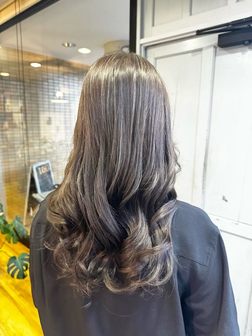 ロング カラー アッシュ アッシュグレー ヘアカラー トリートメント ツキダテ ユイのヘアスタイル