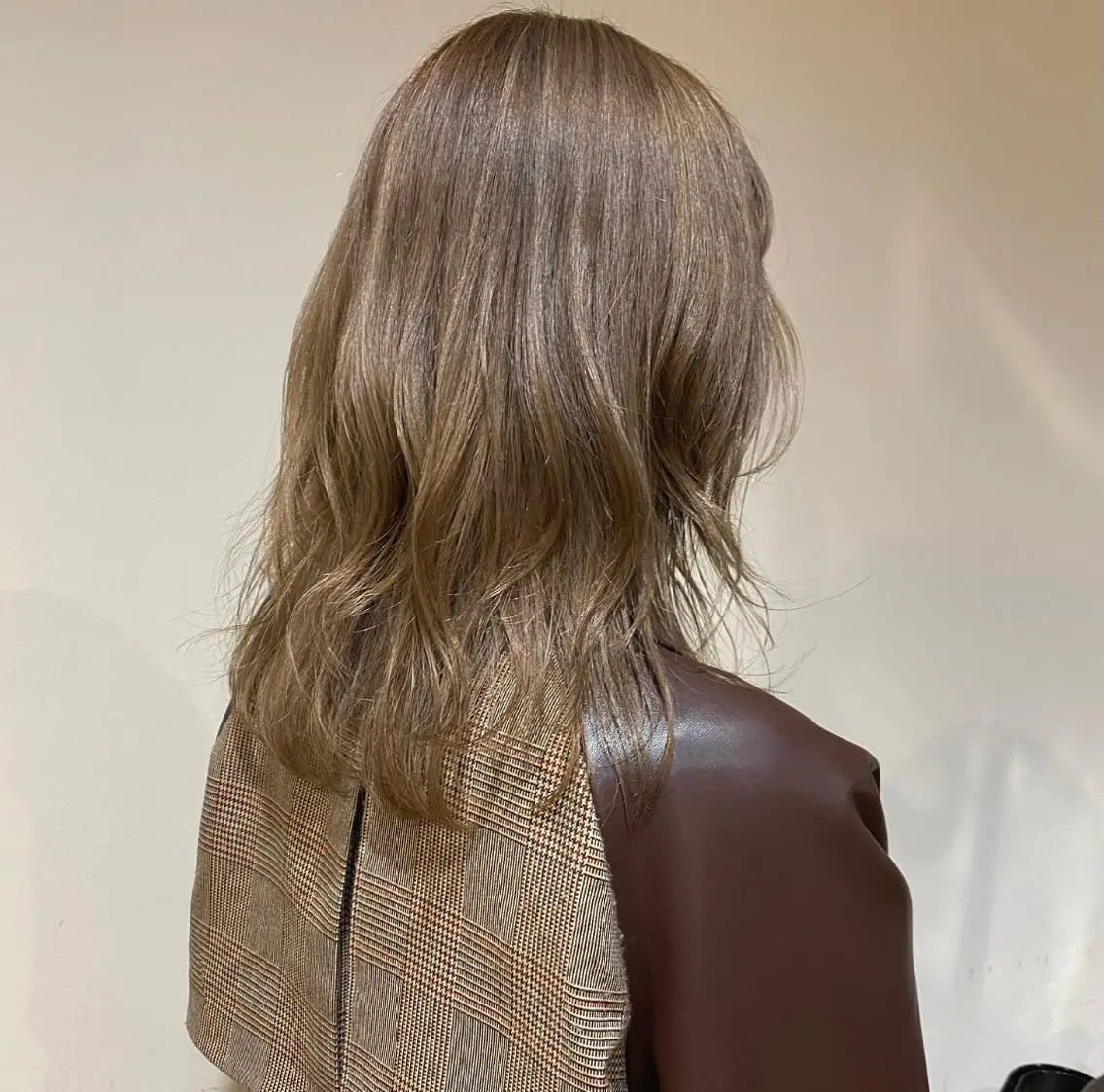 ミディアム カラー 黒髪 ダブルカラー io濱川 遥のヘアスタイル