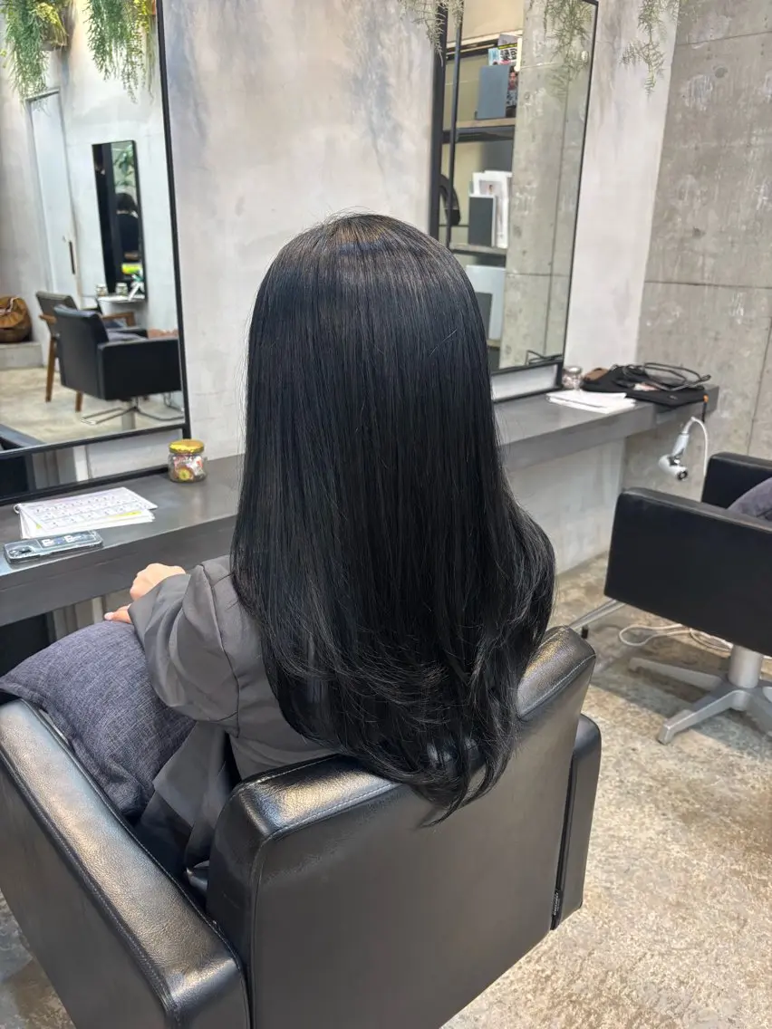 カラー 黒髪 ブルーカラー ブルーブラック ヘアカラー 巻き髪ぜひお任せ ください♡なつみのヘアスタイル
