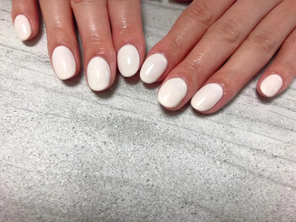 ネイル ホワイト ハンドネイル mogunail &blowのネイルデザイン