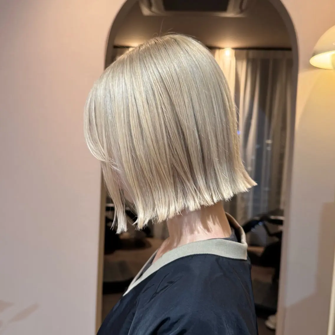 ショート ボブ 外ハネヘア ボブ/色素薄めカラー RISAのヘアスタイル