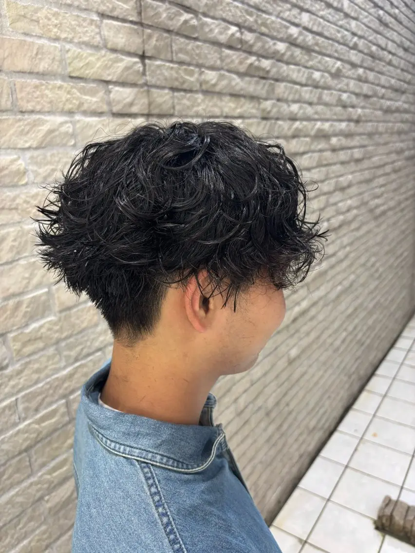 ミディアム パーマ メンズ 【メンズ特化】セン ターパート/保坂太一のヘアスタイル