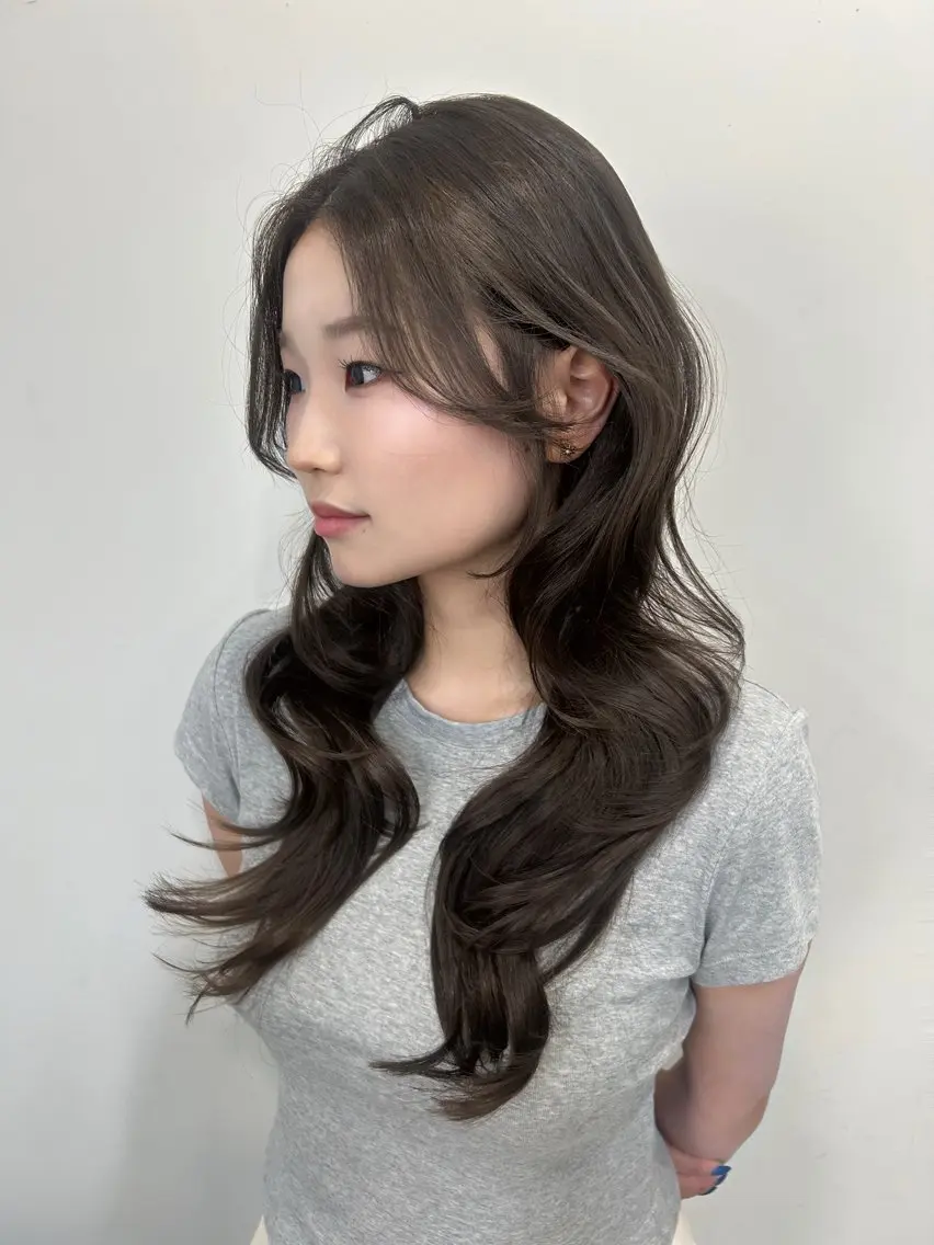 ロング カラー ベージュカラー 黒髪 ブリーチ ブルーカラー ブルーブラック カット ヘアカラー トリートメント 韓国ヘア/レイヤー Lily Wongのヘアスタイル