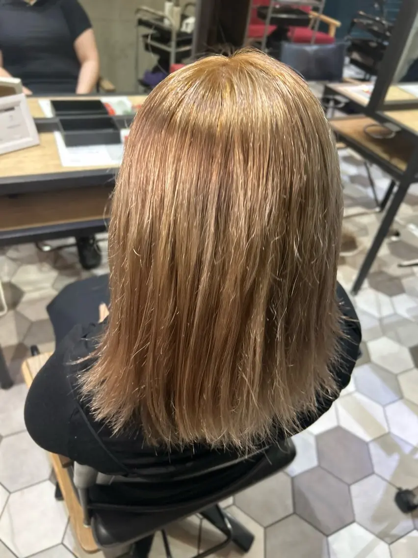 セミロング カラー ベージュカラー ミルクティーベージュ ヘアカラー トリートメント ハイトーン🎨/ パーマ🌀/堀江輝起のヘアスタイル