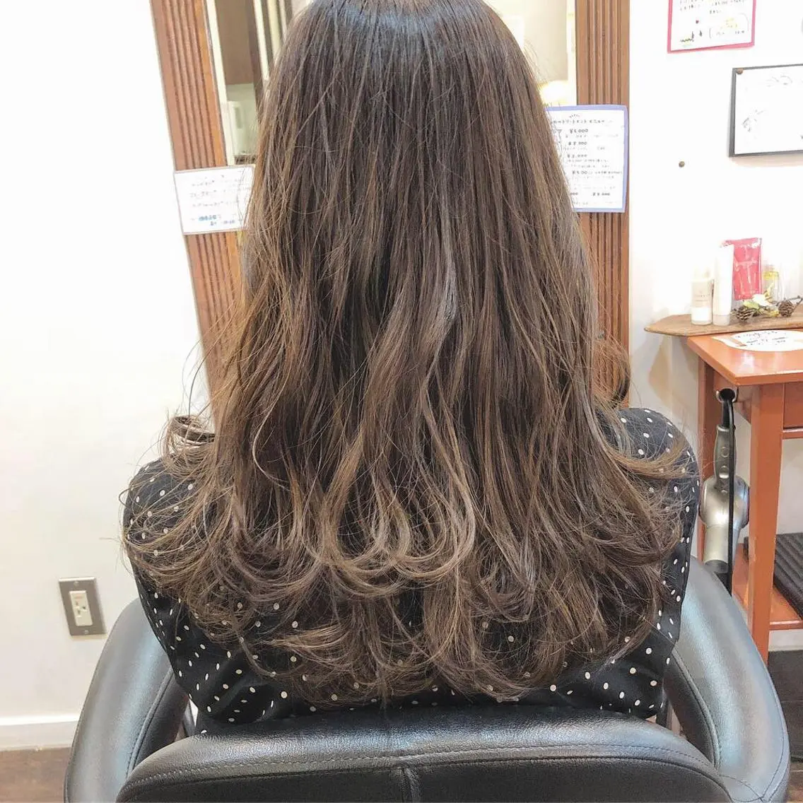 セミロング カラー ブリーチ カット ヘアカラー トリートメント 日比谷 翔太のヘアスタイル