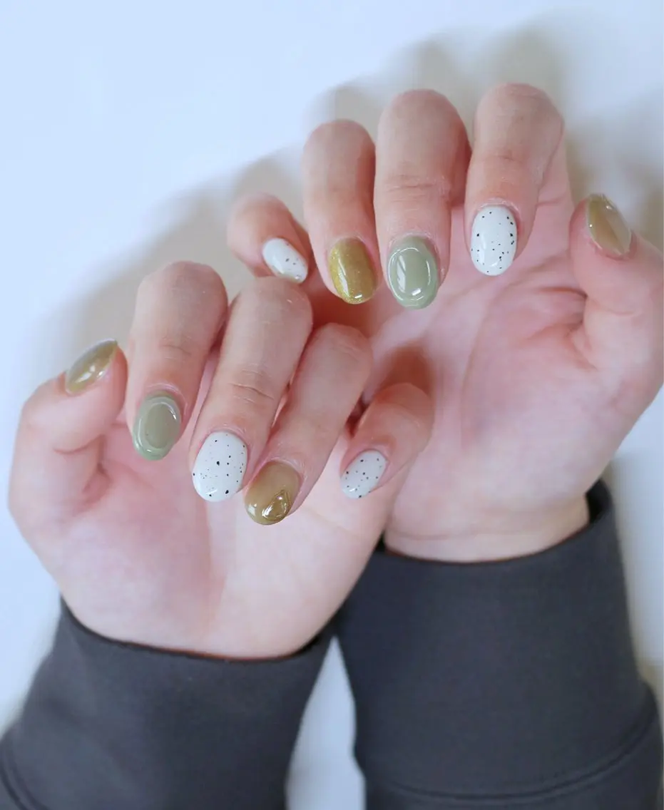 ネイル グリーン マグネットネイル ニュアンスネイル ぷっくりネイル ホワイト ハンドネイル Baku Nailsのネイルデザイン