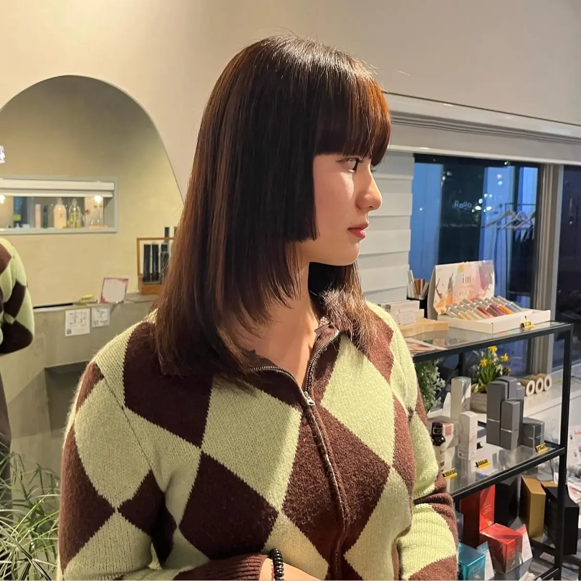 ミディアム 顔まわりレイヤー 顔周りカット 姫カット レイヤーカット カット 本木下朋花/髪質 改善×ダブルカラーのヘアスタイル