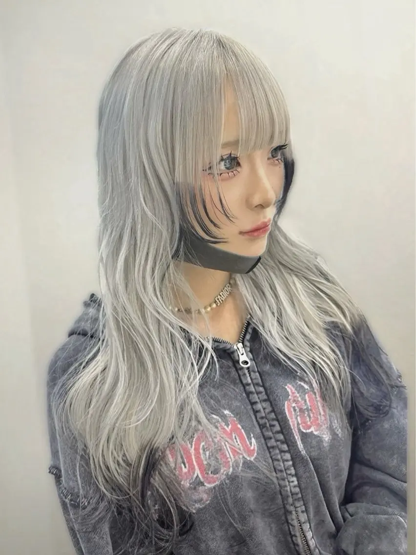 ロング カラー ブリーチ ケアブリーチ ダブルカラー シルバー ホワイトシルバー 尾関 隼多のヘアスタイル