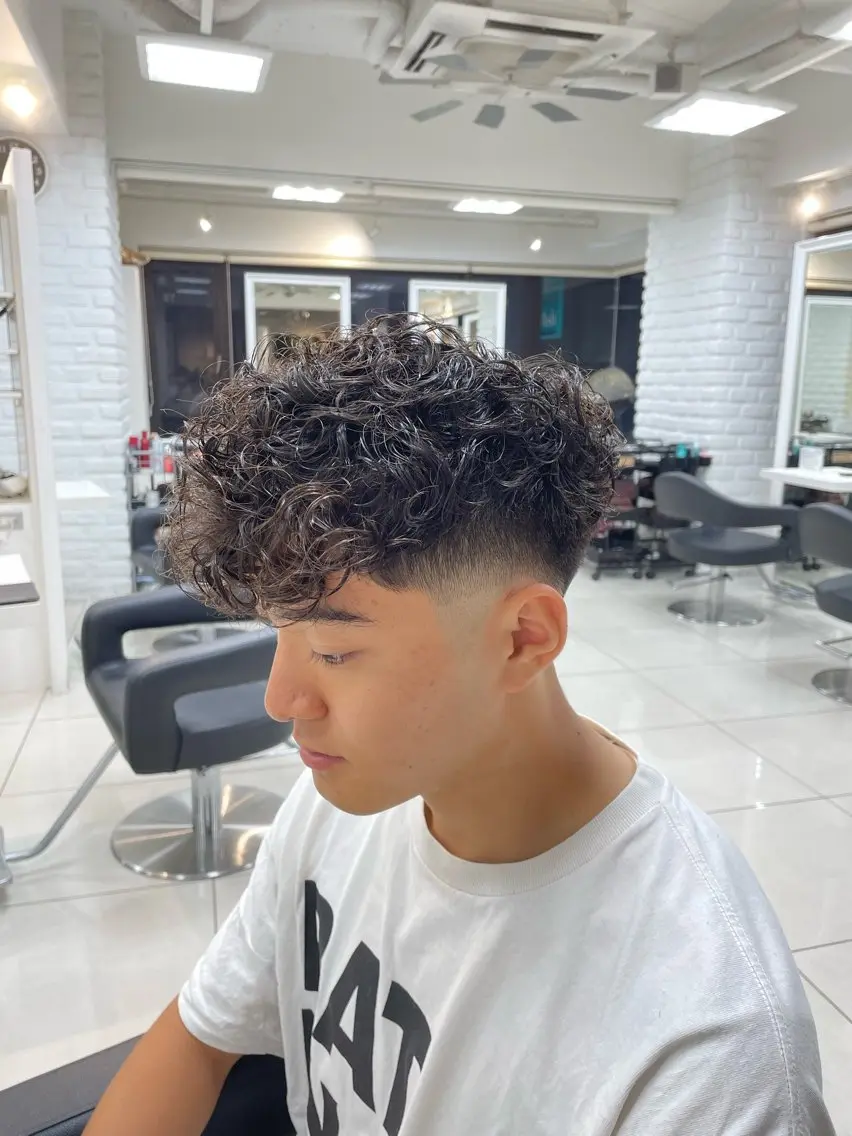 ショート パーマ メンズ スペインカール 外国人風カラー カット パーマ トリートメント フェザーパーマ職人 🪶ryosukeのヘアスタイル