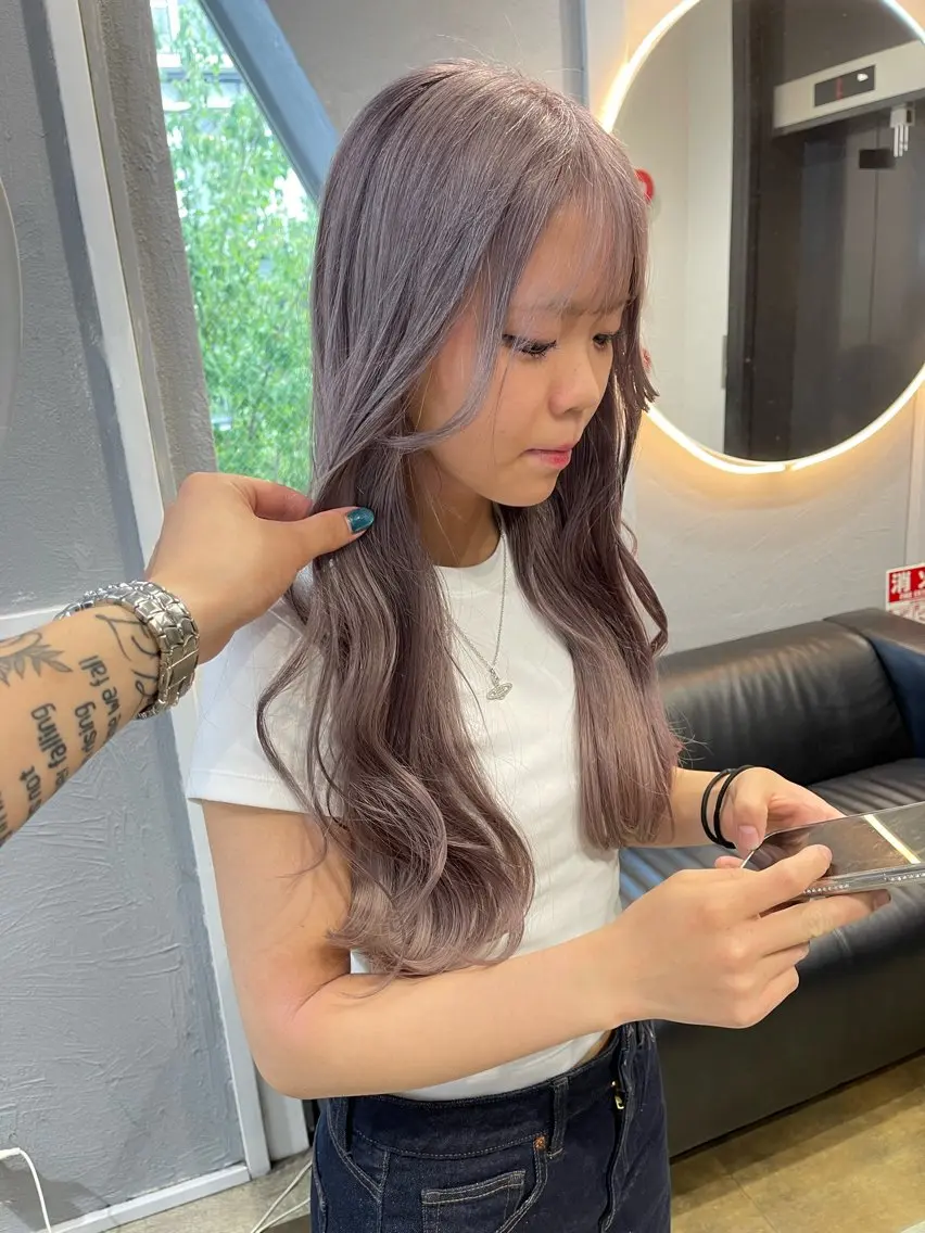 ロング カラー ベージュカラー ブリーチ ケアブリーチ デザインカラー ダブルカラー ヘアカラー トリートメント TATSUブリーチ/ ミルクティーベージュのヘアスタイル