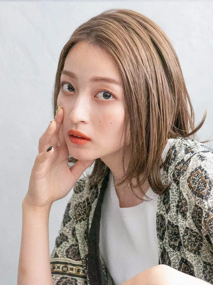 ミディアム カラー ブリーチ 透明感カラー ダブルカラー ブリーチなしカラー 顔まわりレイヤー 大人レイヤー& 透明感カラー💄のヘアスタイル