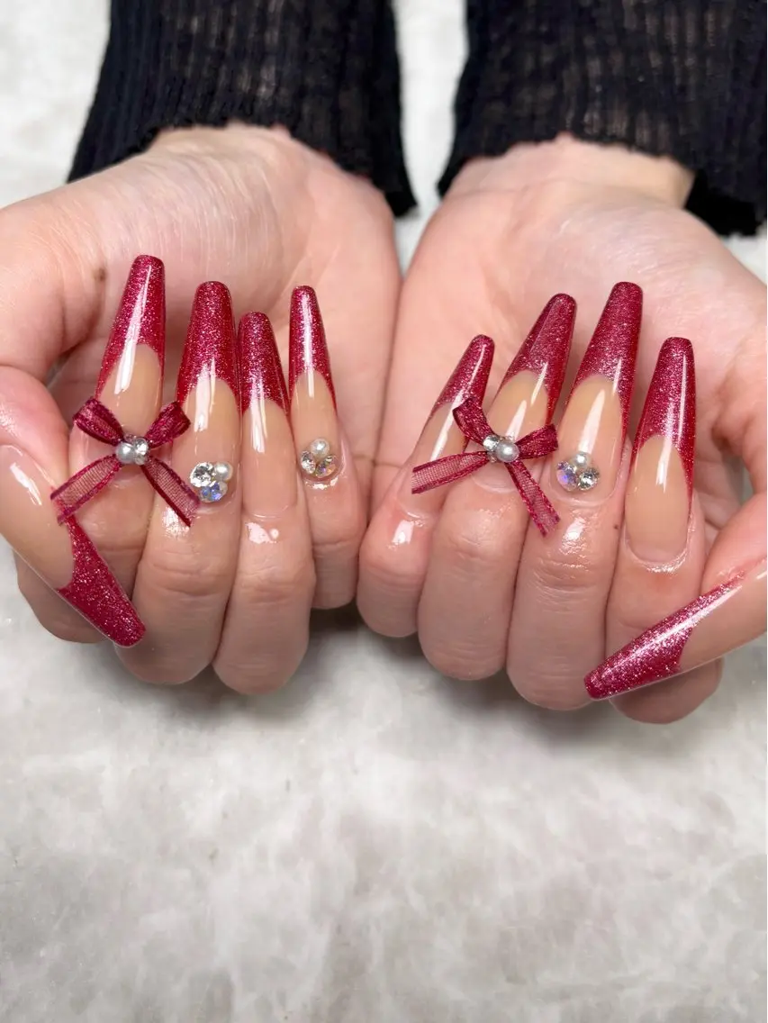 ネイル フラッシュネイル フレンチネイル ロングネイル 赤色 リボン ハンドネイル Nailsalon E's cafeのネイルデザイン