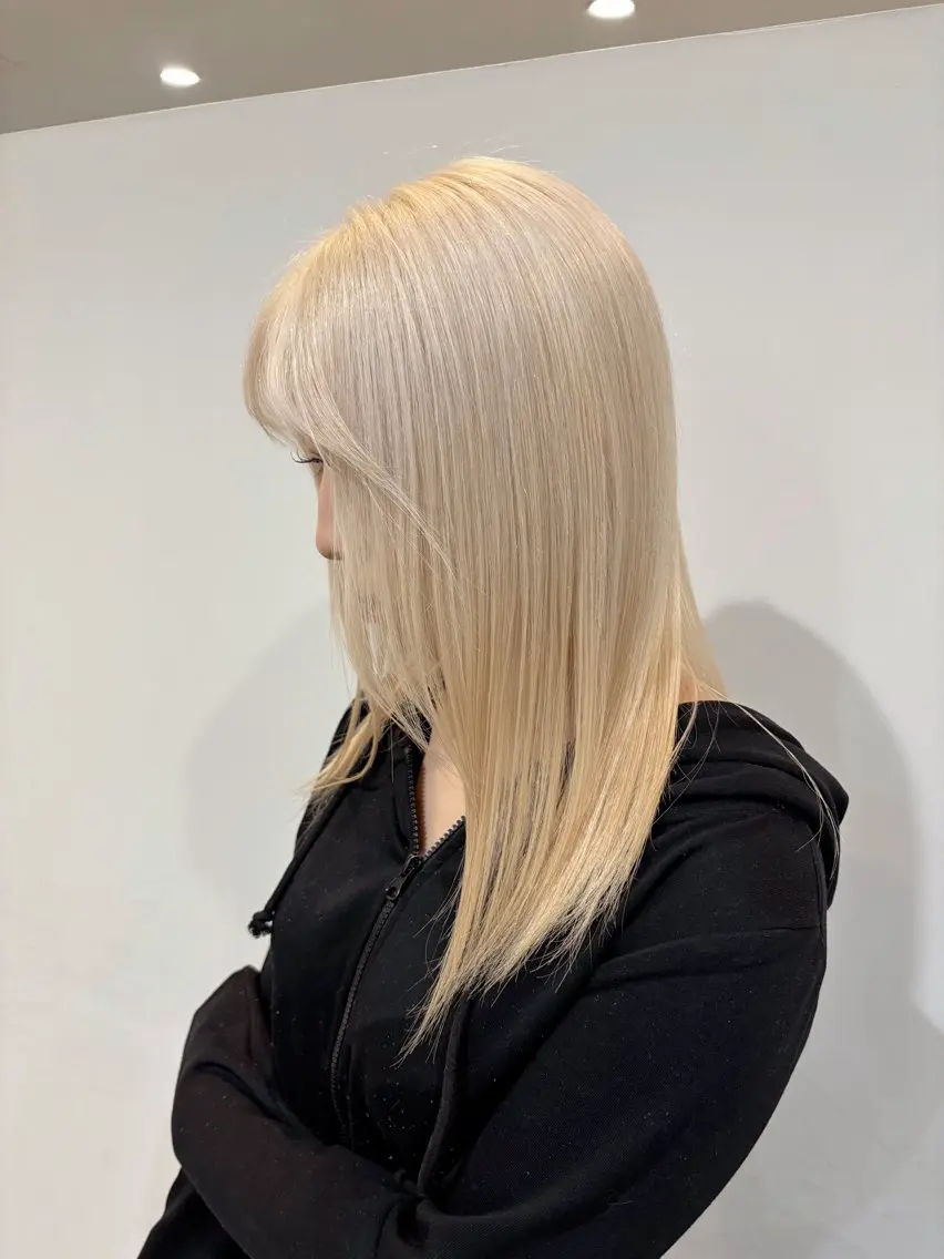 セミロング ヘアカラー miyu カット・ハイトーンのヘアスタイル