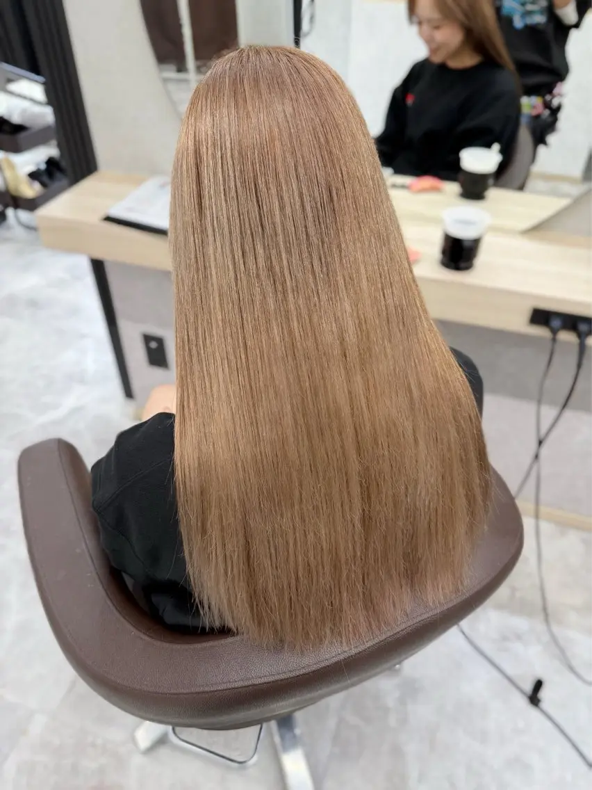 ロング カラー ベージュカラー ブリーチ ミルクティーベージュ ヘアカラー ブリーチ/ハイトーン /艶カラー/みなのヘアスタイル