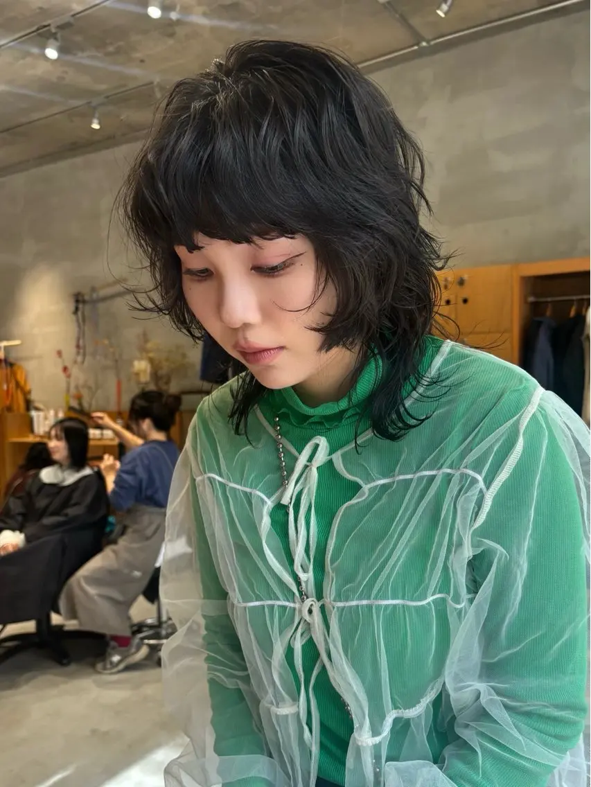 ミディアム カラー ミディアムパーマ ウルフカット wewe: momoeのヘアスタイル