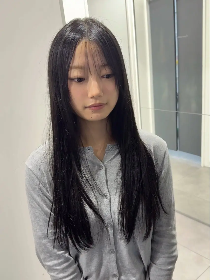 ロング カラー 黒髪 ブルーカラー ブルーブラック レイヤーカット ローレイヤー カット ヘアカラー トリートメント 韓国ヘア🇰🇷 スズキのヘアスタイル