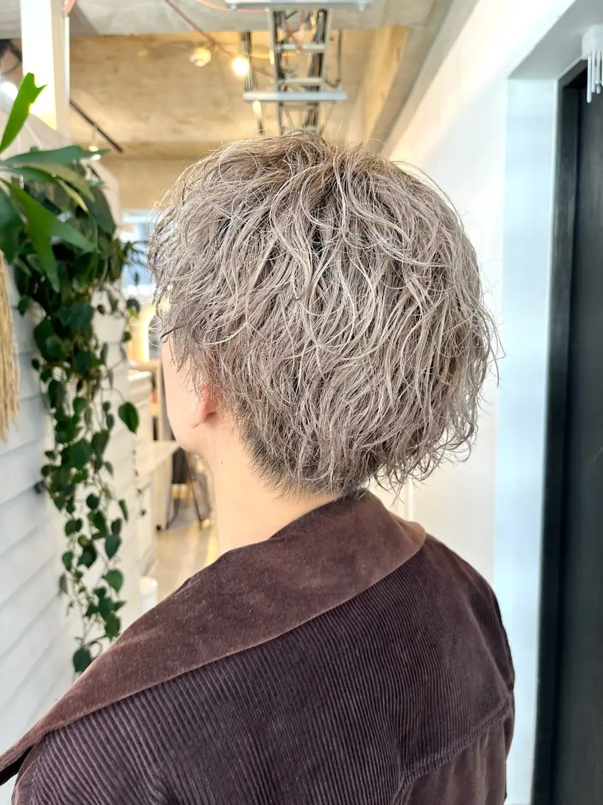 ショート カラー メンズ メンズブリーチ ベージュカラー ブリーチ ホワイトベージュ ヘアカラー トリートメント ブリーチ有無Wカラー メンズパーマ大成のヘアスタイル