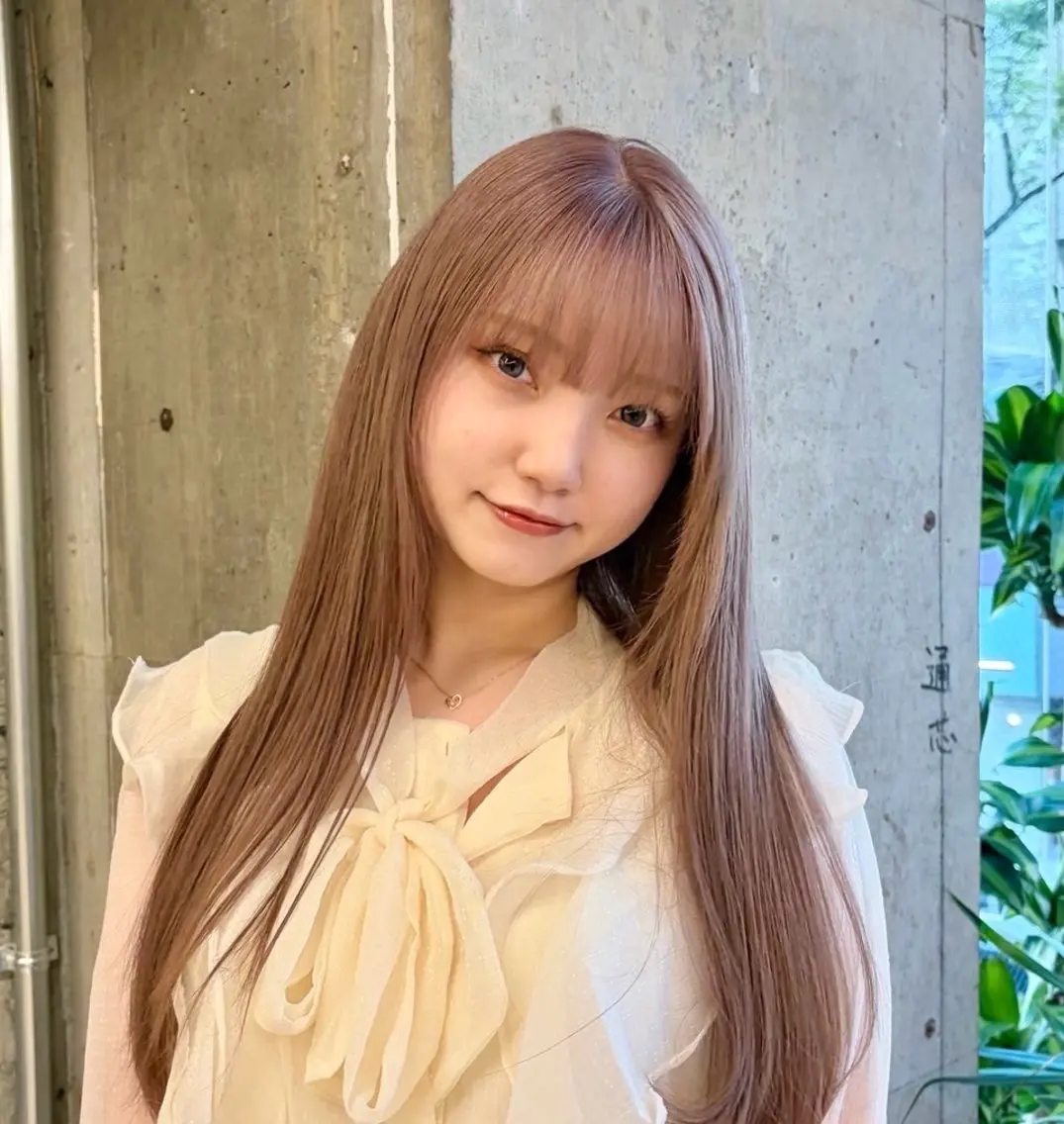 ロング カラー ヘアカラー sara ブリーチカラーのヘアスタイル