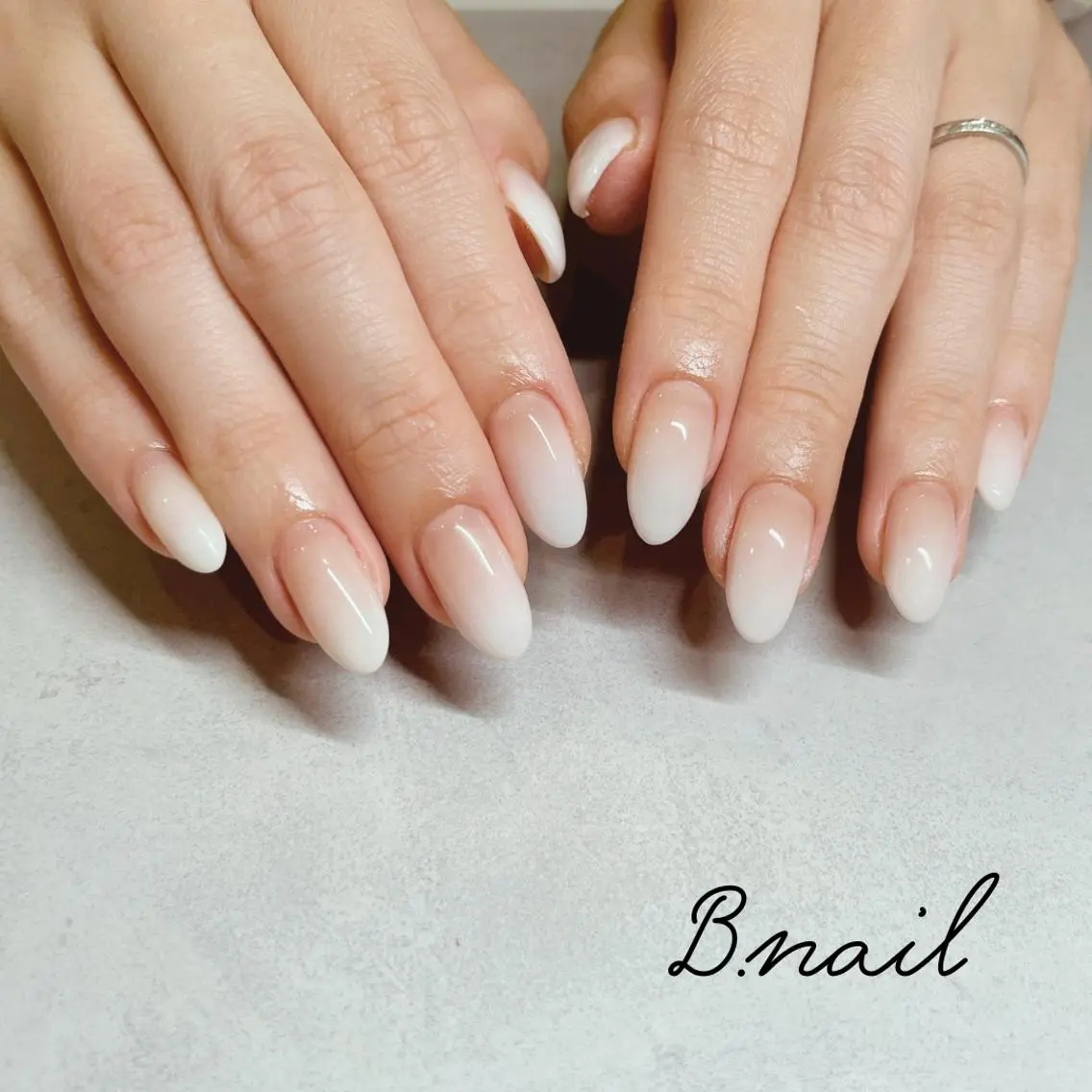 ネイル グラデーション ホワイト ハンドネイル B.nail | cocoroのネイルデザイン
