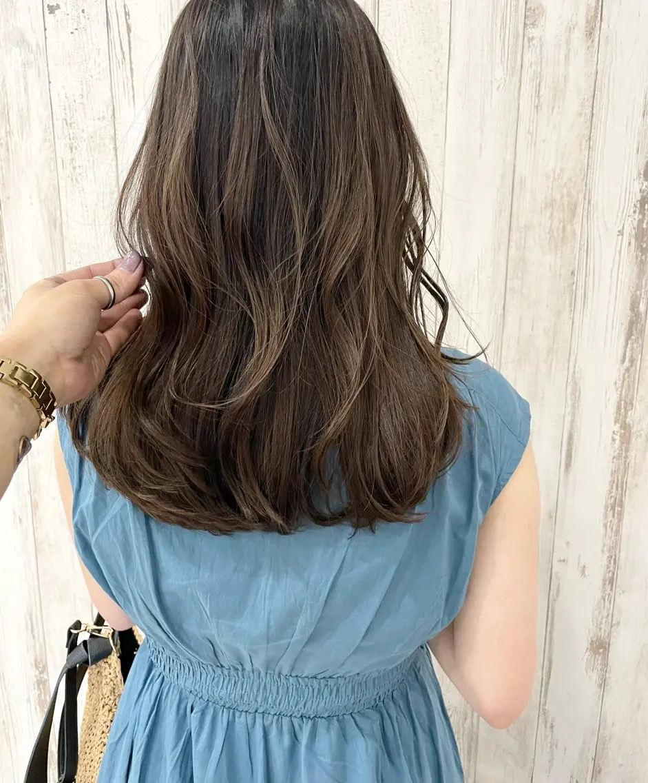 セミロング カラー ブリーチ 透明感カラー ダブルカラー Kamie 三宮のヘアスタイル