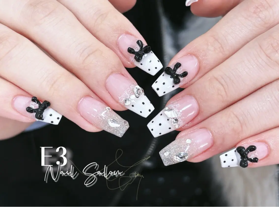 ネイル フレンチネイル ジェルネイル ガラスフレンチ グラデーション キラキラネイル ハンドネイル E3 Nail Salonのネイルデザイン