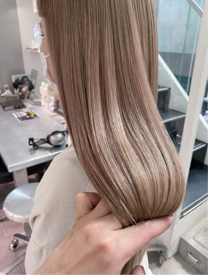 ロング カラー ベージュカラー ブリーチ ブラウンカラー ブラウンベージュ ヘアカラー トリートメント CHERIEブリーチ ダブルカラー 天神のヘアスタイル