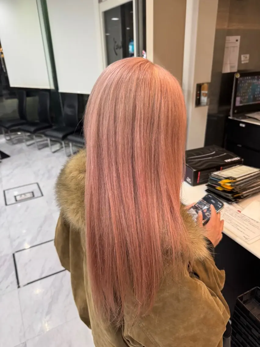 ロング カラー 切りっぱなしボブ ブリーチ デザインカラー ダブルカラー ハイトーンカラー カット ヘアカラー トリートメント 目黒 碧人のヘアスタイル