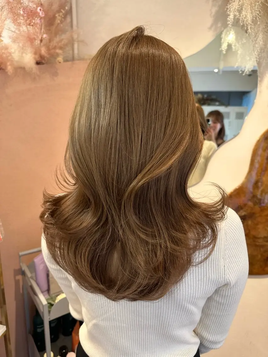 ミディアム カラー ベージュカラー ブリーチ ブリーチなしカラー レイヤーカット 韓国ヘア🦢🖤 Sayumiのヘアスタイル
